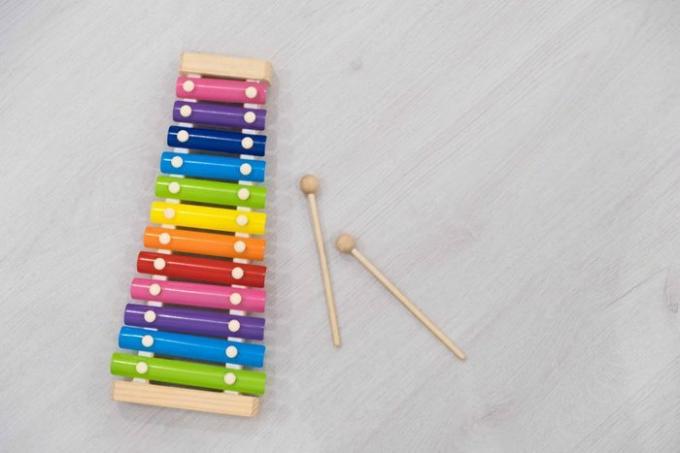 Xilófono de juguete de colores arcoíris