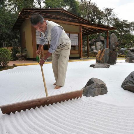 elämän kokoinen zen -puutarhan hiekkalaatikko