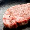 Vous devriez utiliser une poêle en fonte pour griller votre steak, voici pourquoi