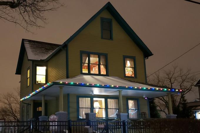 Christmas Story Home At Night Courtesy A Christmas Story House & Museum Dh Crop Fhm