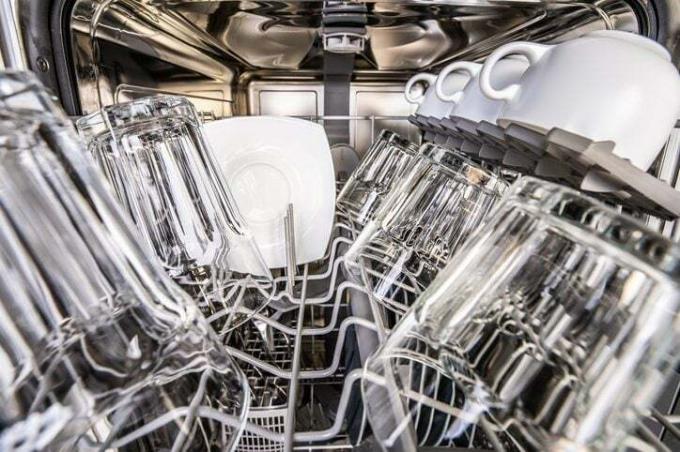 Верхня частина посудомийної машини з чистими блискучими чашками