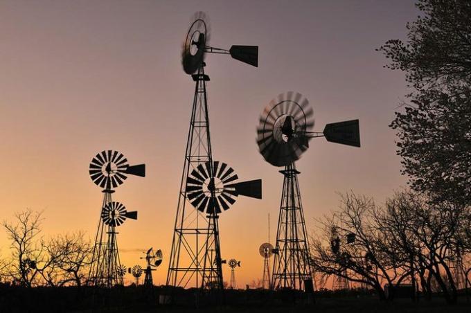 لوبوك ، تكساس ، الولايات المتحدة الأمريكية ، - أبريل. 1. 2012: صورة ظلية لطواحين الهواء في المركز الأمريكي لطاقة الرياح ، والمتحف الذي يعرض طواحين الهواء المختلفة ، لوبوك ، تكساس