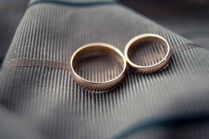 Златни сватбени пръстени