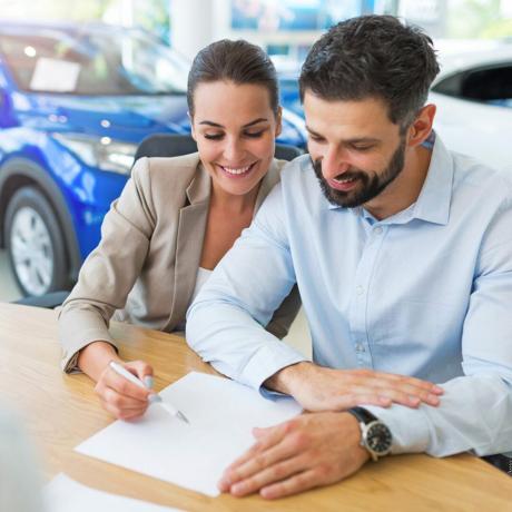 firmare documenti di leasing auto auto nuova
