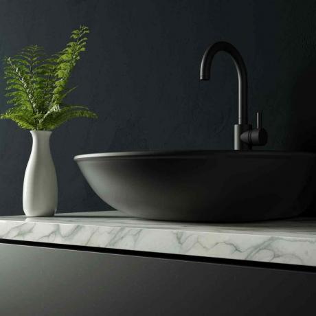 Črna pipa za kopalnico z marmorjem in vodo