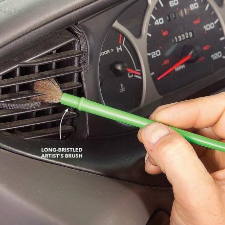 La mejor manera de limpiar un automóvil: cepillar las rejillas de ventilación