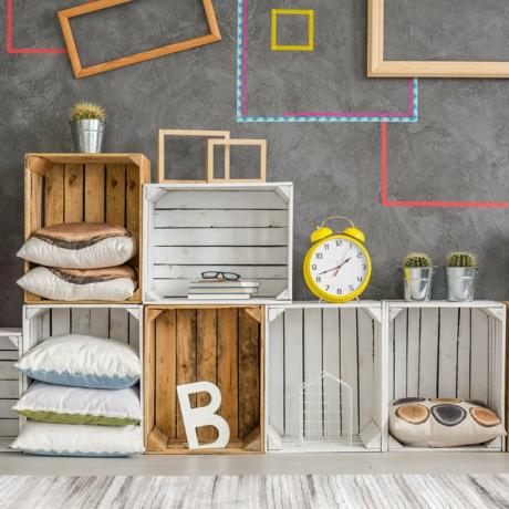 Gabinete creativo hecho de cajas de madera recicladas; Identificación de Shutterstock 589573676