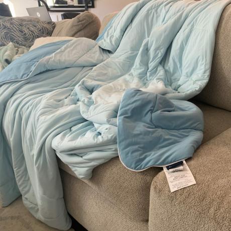 Охлаждающее одеяло на диване 