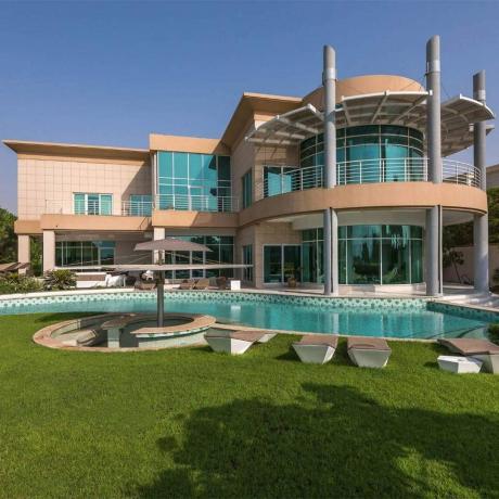 Moderní sídlo v Dubaji s kruhovou verandou