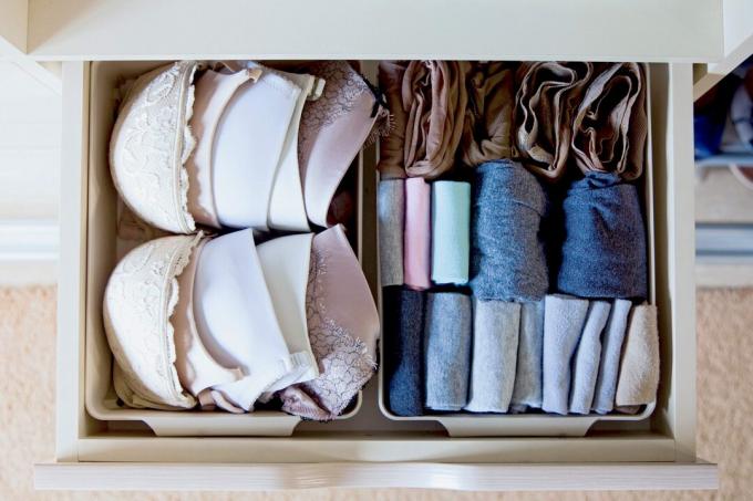Cajón con ropa interior, calcetines, sujetadores y ropa de cama en el armario. Ropa de mujer en el vestuario.; Shutterstock ID 1565573614; Trabajo (TFH, TOH, RD, BNB, CWM, CM): RD