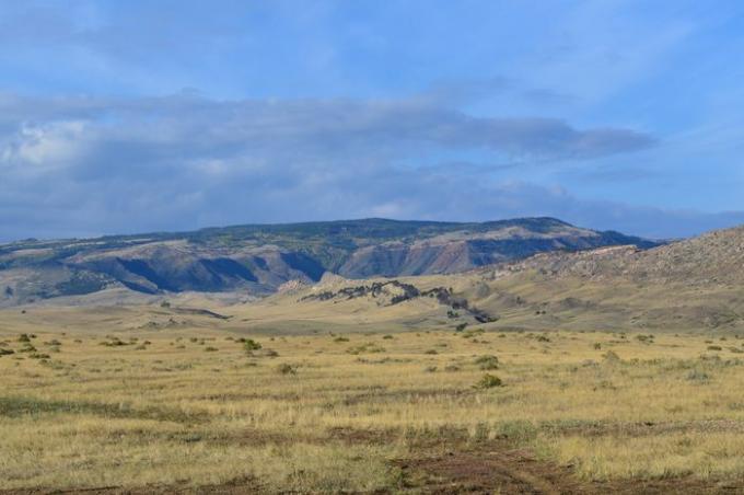 Esta es una foto de un paisaje en Casper, Wyoming. Paisaje de Casper Wy La vasta expansión de Wyoming.