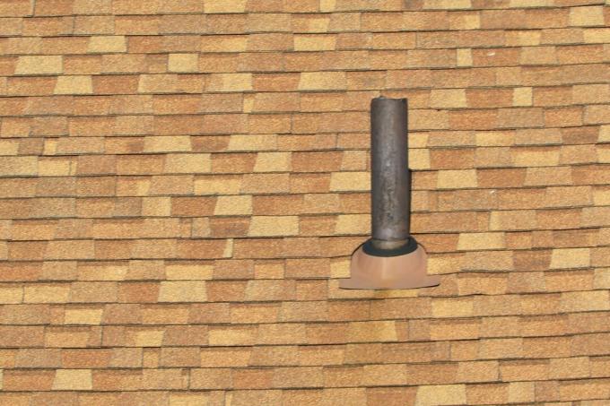 Pilha de ventilação para gases e odores de encanamento de banheiro em um telhado residencial