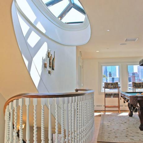 Pintar escalera curvada diseño interior moderno