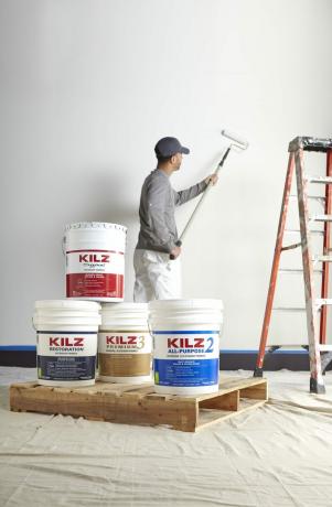 Homme peignant un mur avec KILZ