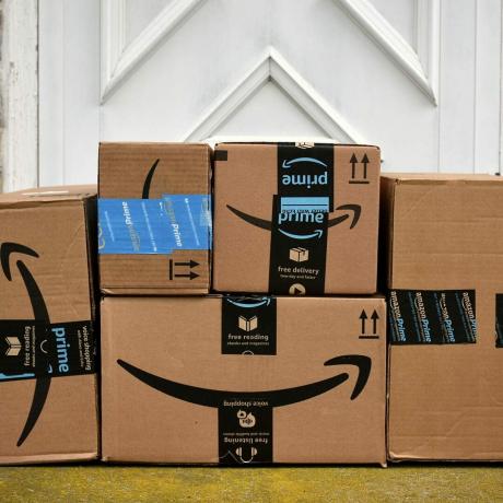 Amazon-kastes-balto durvju priekšā