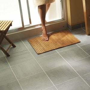 Hoe een keramische tegelvloer in de badkamer te installeren?
