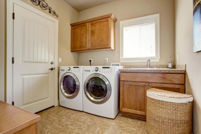 Waschküche mit Waschmaschine und Trockner