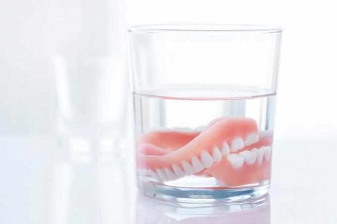 Зубные протезы в стакане воды