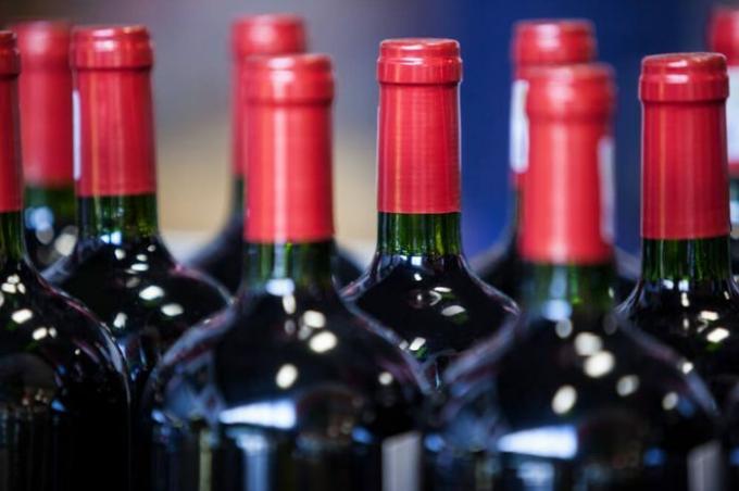 Крупни план флаша вина у супермаркету