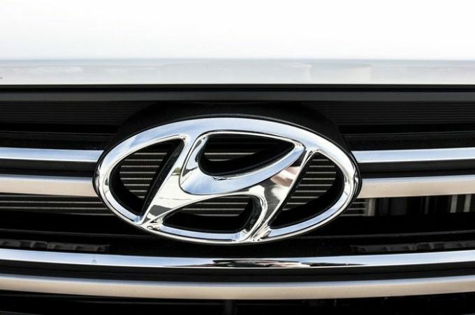 КИЕВ, УКРАИНА - 28 АПРИЛ 2017: Снимка на логото на автомобил Hyundai. Hyundai е известна световна автомобилна компания.