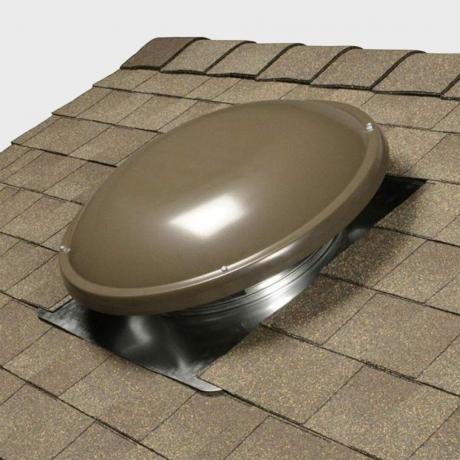 Ventilator u potkrovlju postavljen na krov od šindre