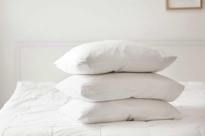 Pila de almohadas en la cama