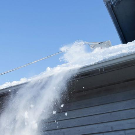 Greblarea zăpezii de pe acoperiș