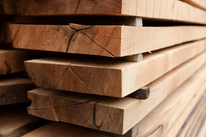 Stoh dřevěných desek naskládaných na sebe