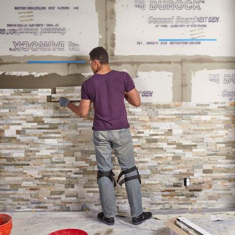 Colocando la piedra cada vez más arriba de la pared | Consejos para profesionales de la construcción