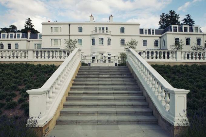 mansión blanca con gran escalera