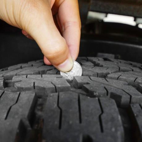 Měření hloubky pneumatiky pomocí malé mince