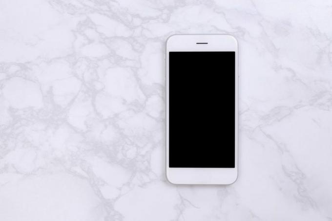 Smartphone mockup putih dengan latar belakang marmer