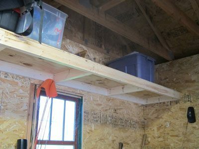 Almacenamiento en garaje: estantería alta construida con tablas de fibra y 2x4