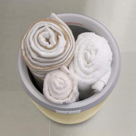 „Zadro“ aromaterapinis karštų rankšluosčių šildytuvas „Ecomm“ per „Amazon“.