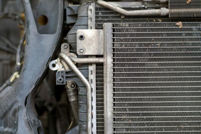 Plan d'un radiateur de voiture dans le service d'entretien des voitures du garage.