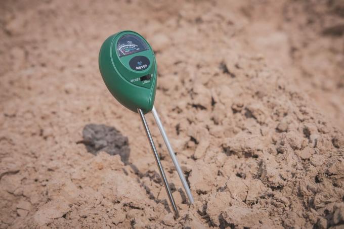 pH метър на почвата, използван за култивиране.