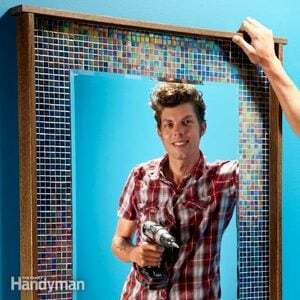 DIY-decoratie: omlijst je spiegel met glazen tegels
