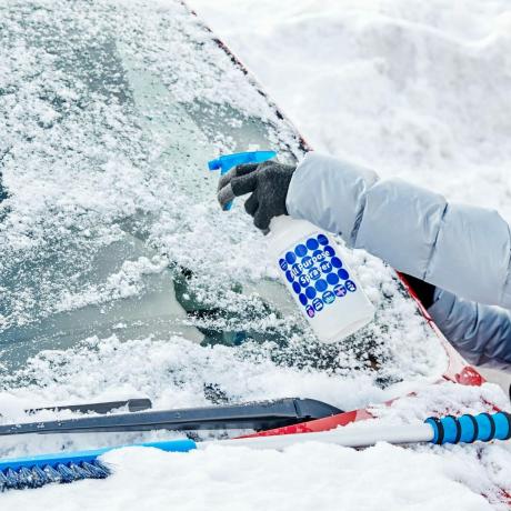 odstranění ledu z čelního skla auta pomocí rozprašovače