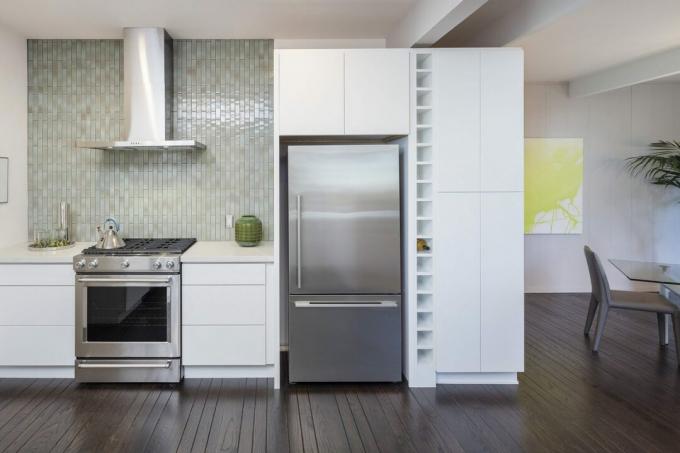 Interior de cocina moderna. Concepto de diseño con electrodomésticos nuevos de acero inoxidable.