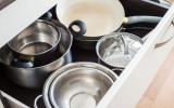 Чи безпечно зберігати каструлі у шухляді духовки?