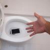 Cómo guardar su teléfono cuando se cae al inodoro