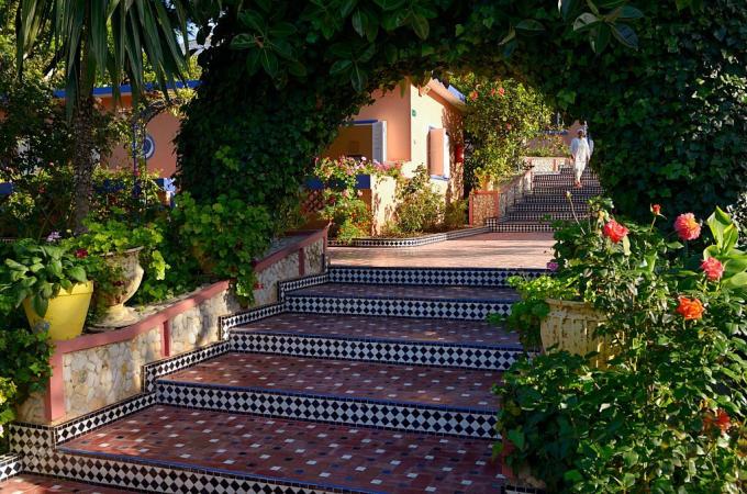 Pasos de baldosas y jardines tropicales en Hippocampe resort Oualidia Marruecos