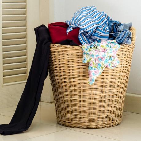 Krūva nešvarių drabužių skalbimo krepšyje; „Shutterstock“ ID 410632486
