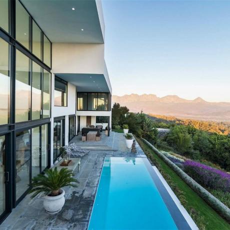 Zuid-Afrikaans landhuis met bergen op de achtergrond