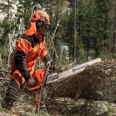 Cortar un árbol caído con una motosierra Husqvarna | Consejos para profesionales de la construcción