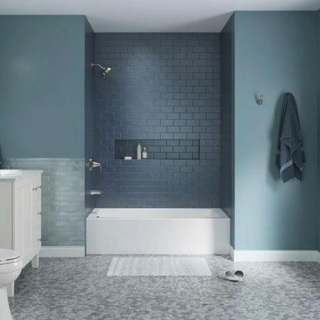 Banheira Alcova Kohler Elmbrook em branco em um banheiro moderno azul