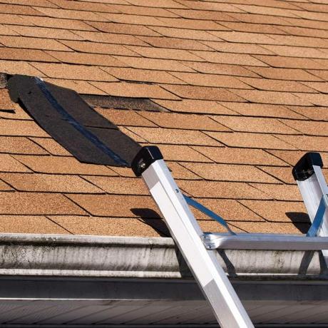 シャッターストック_49112053漏れのある屋根は屋根板を交換します家の検査を修理します