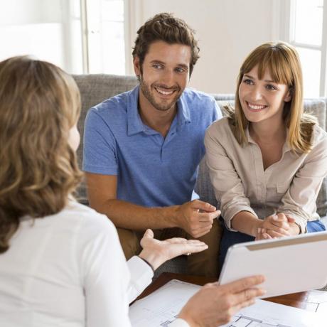 shutterstock_326432795 mann og kvinner snakker med en eiendomsmegler hjemmeinspektør finansiell rådgivning entreprenørforskning