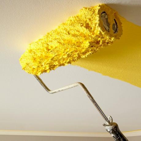 Gelbe Farbe auf eine Decke rollen | Bauprofis Tipps