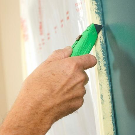 Нарежете лентата, преди да я издърпате от стената, за да предотвратите разкъсване | Професионални съвети за строителството